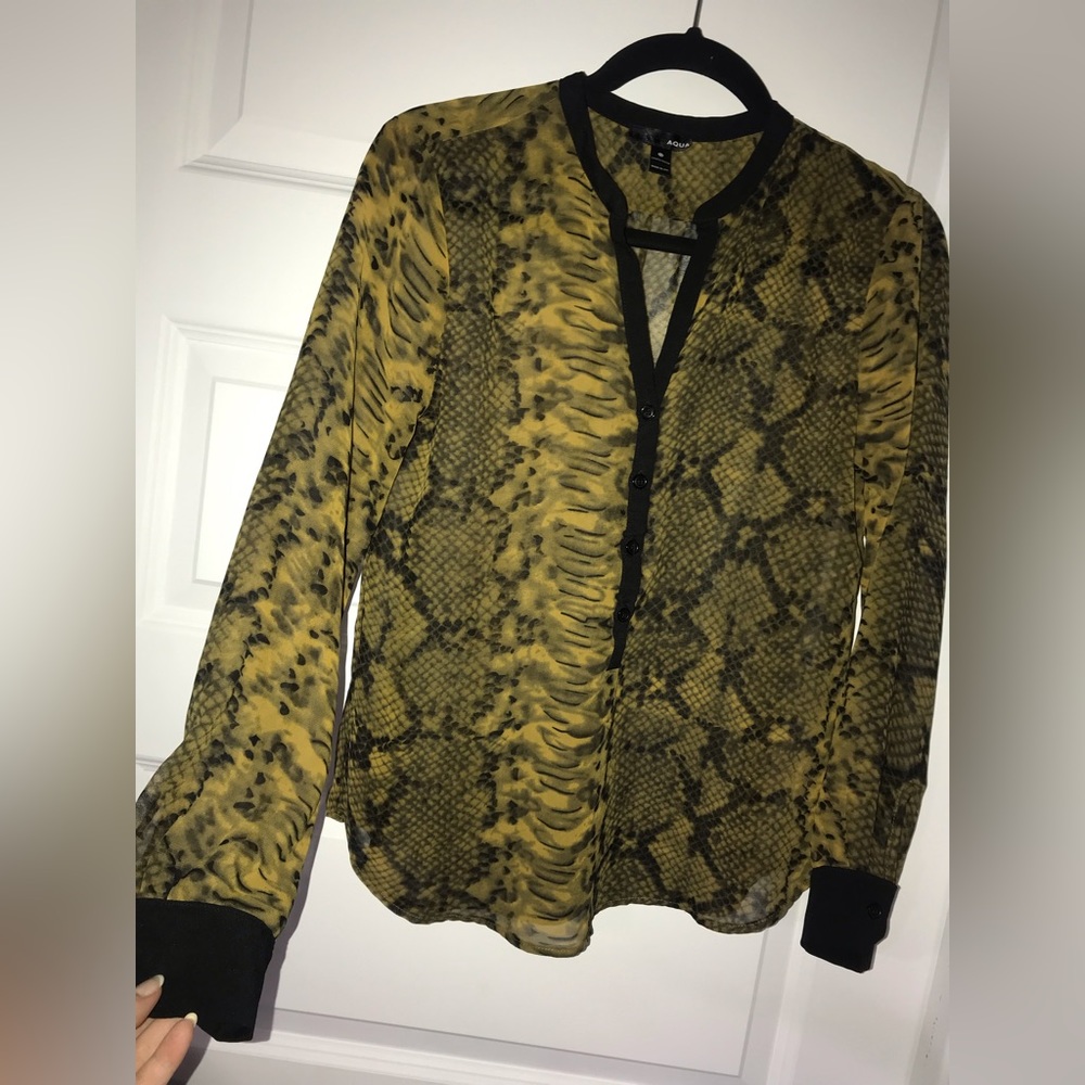 FREE with $30+ purchase! Aqua long sleeve top size XS cute snake design
